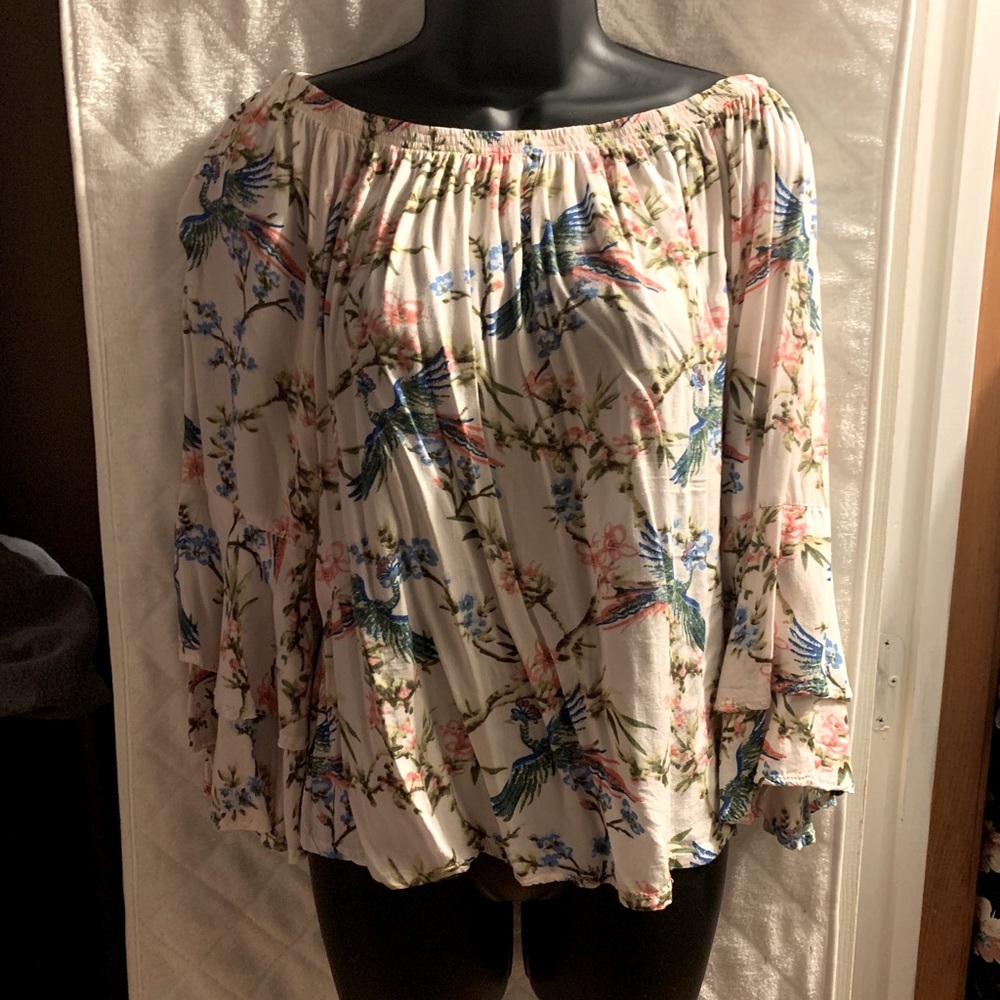Pretty floral flowey top.